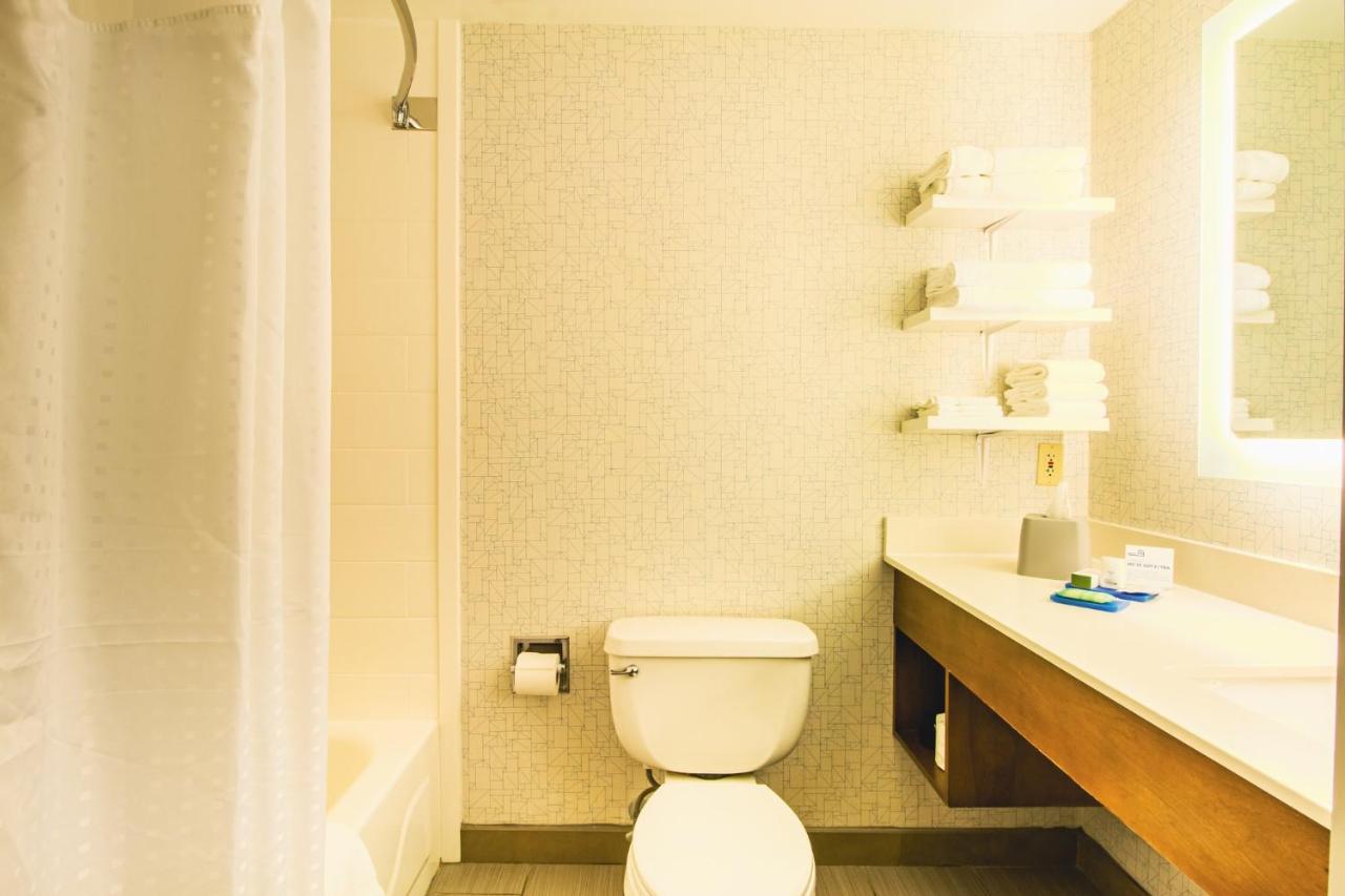 | Holiday Inn Express & Suites - Lincoln East - White Mountains, an IHG Hotel