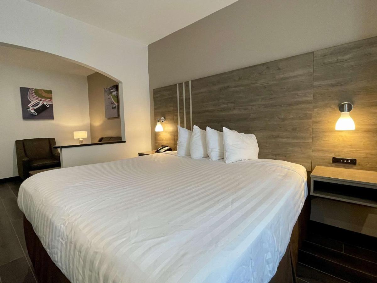 Deluxe King Suite at Best Western Roanoke Inn & Suites
