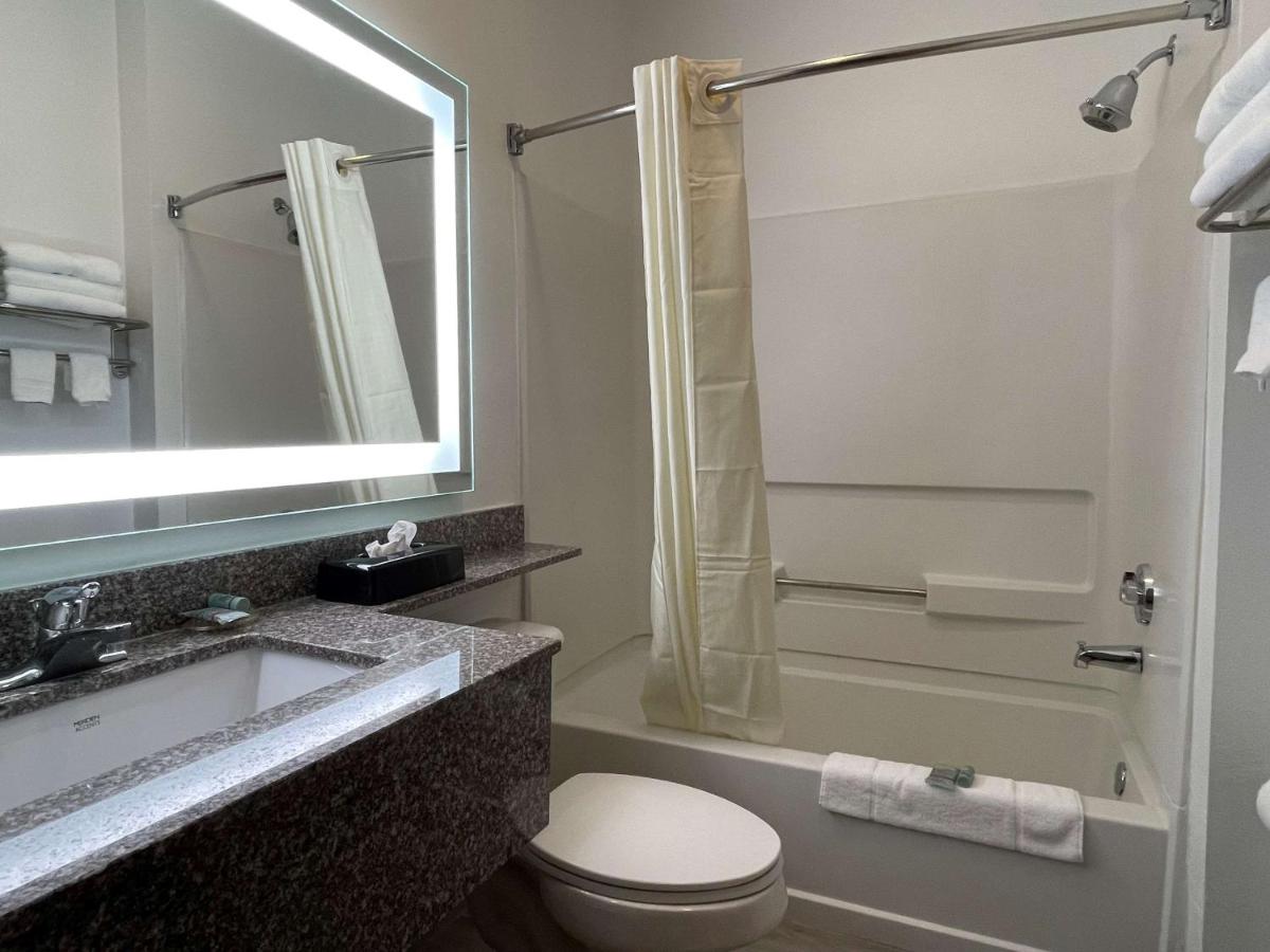King Suite with Spa Bath at Best Western Roanoke Inn & Suites