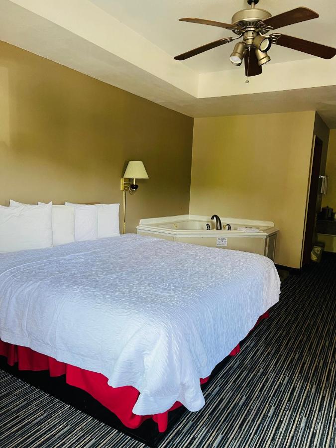Deluxe Single Room at Alpine Valley Inn