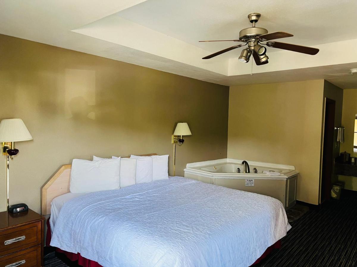 Deluxe Single Room at Alpine Valley Inn