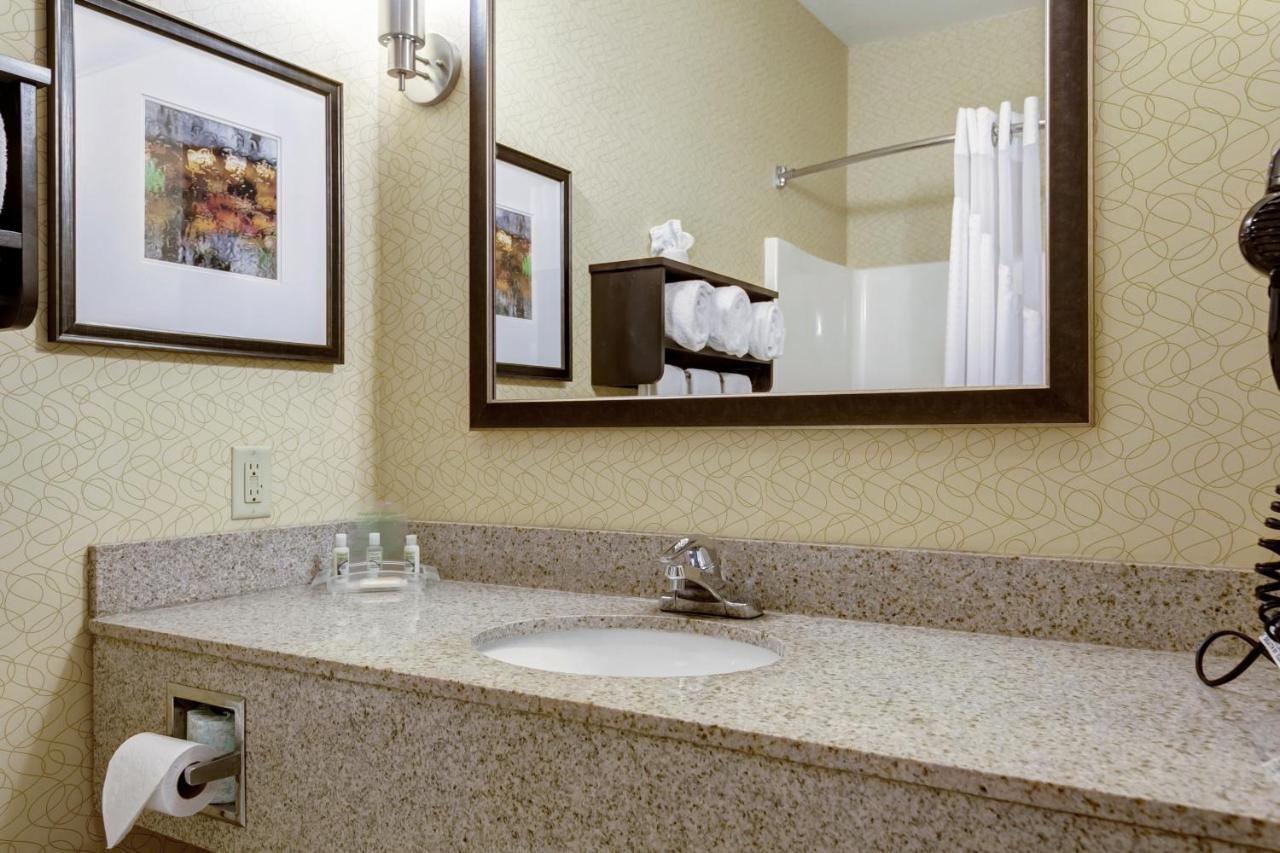 Queen Room with Two Queen Beds - Hearing Accessible with Roll-In Shower at Holiday Inn Express & Suites Sikeston Southwest by IHG