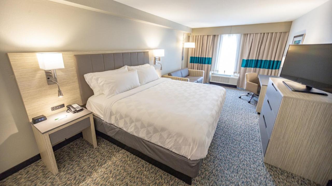 Executive King Room at Holiday Inn Knoxville N - Merchant Drive by IHG