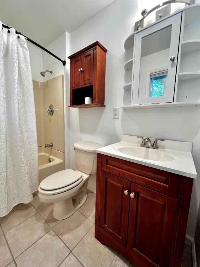 | Oak circle chalet Pocono gated community - 1 min walk to Deerfield lake