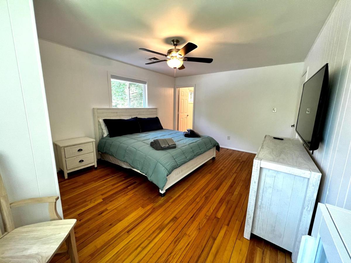 | Oak circle chalet Pocono gated community - 1 min walk to Deerfield lake