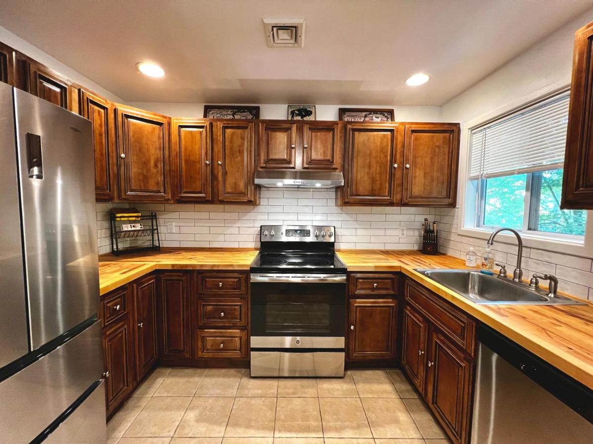 | Oak circle chalet Pocono gated community - 1 min walk to Deerfield lake