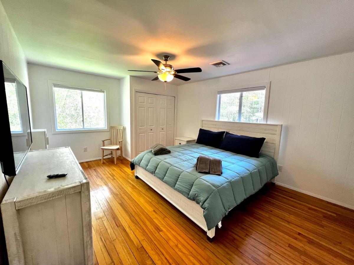 | Oak circle chalet Pocono gated community - 1 min walk to Deerfield lake