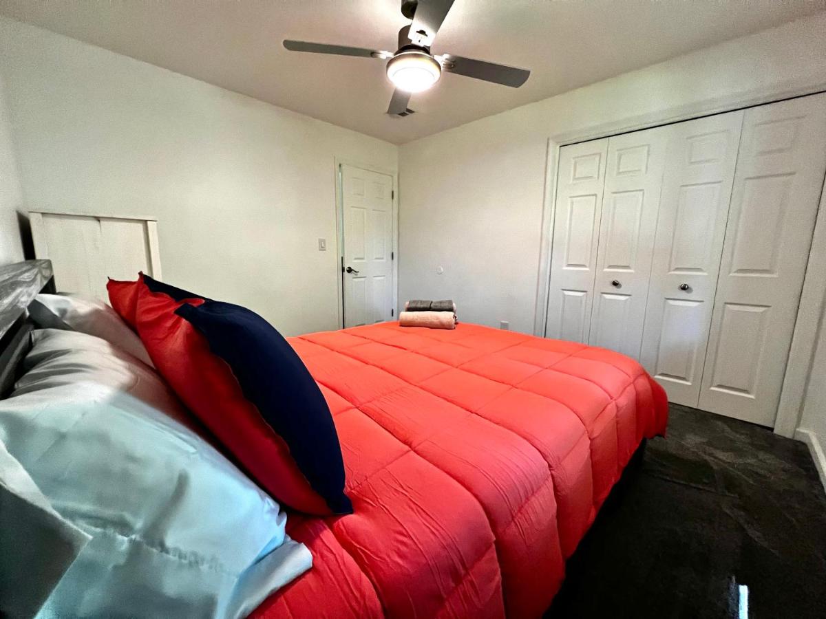 | Oak circle chalet Pocono gated community - 1 min walk to Deerfield lake