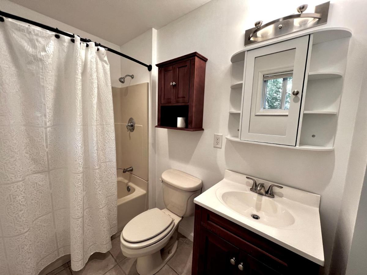| Oak circle chalet Pocono gated community - 1 min walk to Deerfield lake