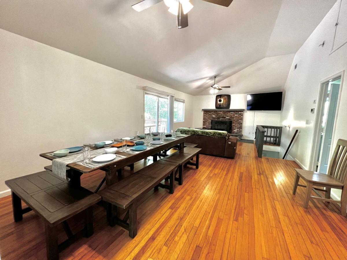 | Oak circle chalet Pocono gated community - 1 min walk to Deerfield lake