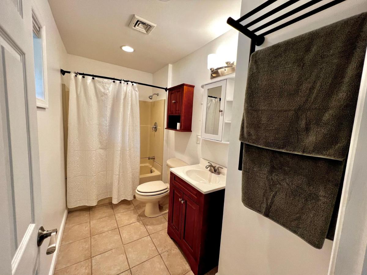 | Oak circle chalet Pocono gated community - 1 min walk to Deerfield lake