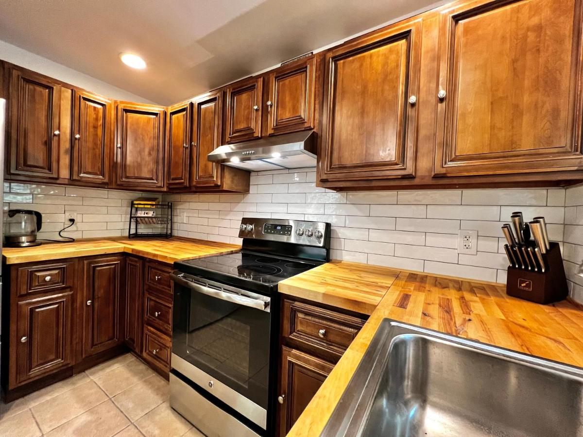 | Oak circle chalet Pocono gated community - 1 min walk to Deerfield lake