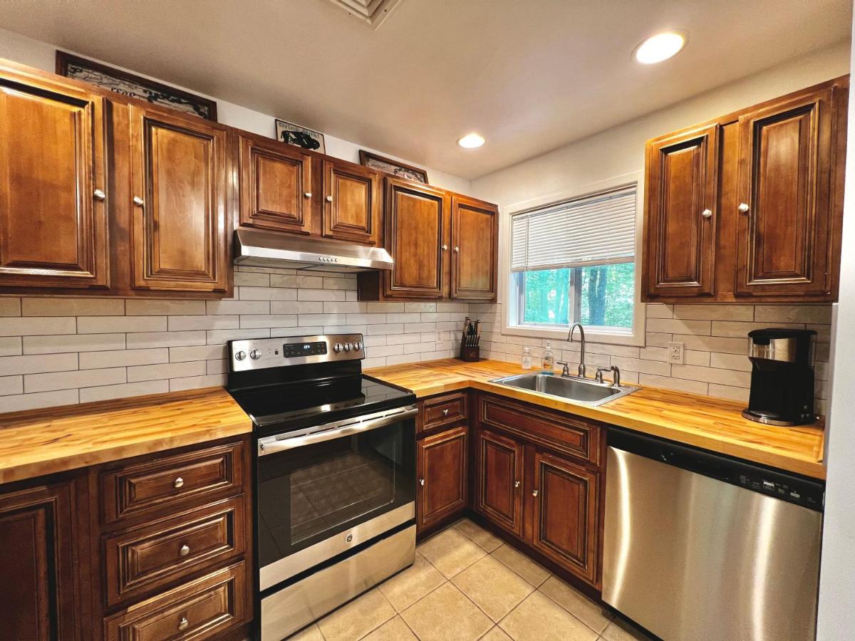 | Oak circle chalet Pocono gated community - 1 min walk to Deerfield lake