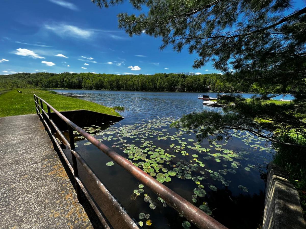 | Oak circle chalet Pocono gated community - 1 min walk to Deerfield lake