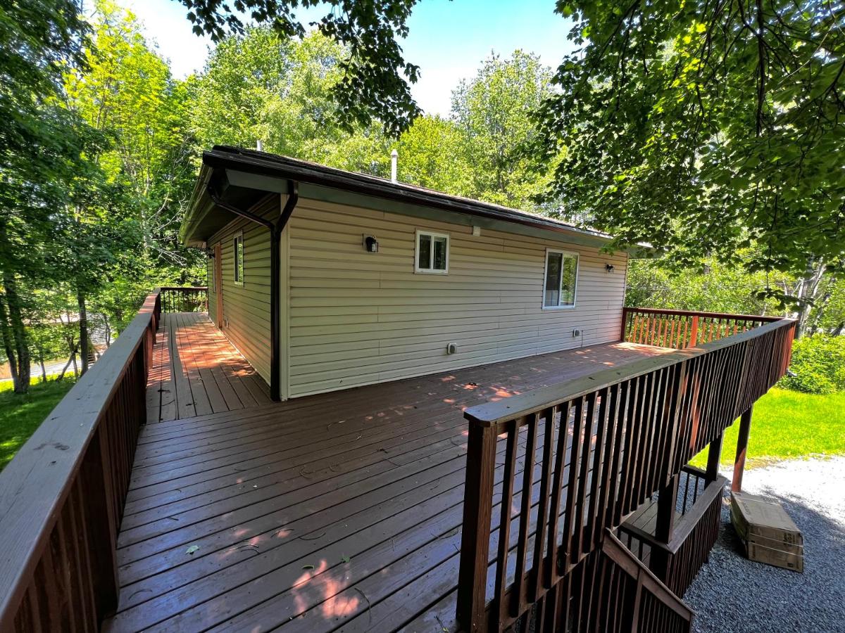 | Oak circle chalet Pocono gated community - 1 min walk to Deerfield lake