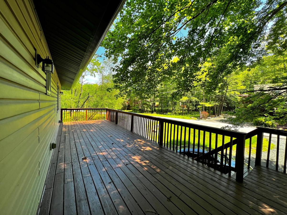 | Oak circle chalet Pocono gated community - 1 min walk to Deerfield lake