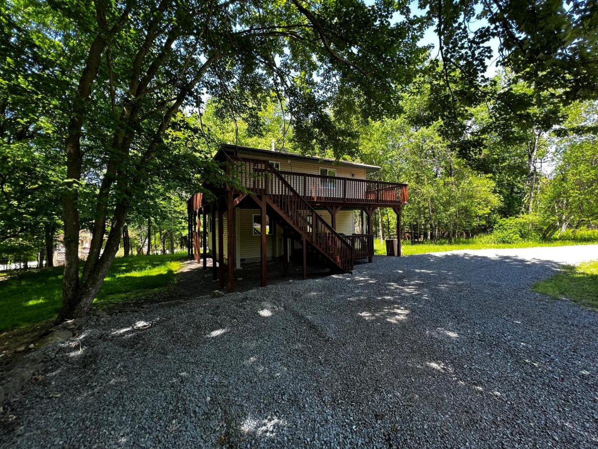 | Oak circle chalet Pocono gated community - 1 min walk to Deerfield lake