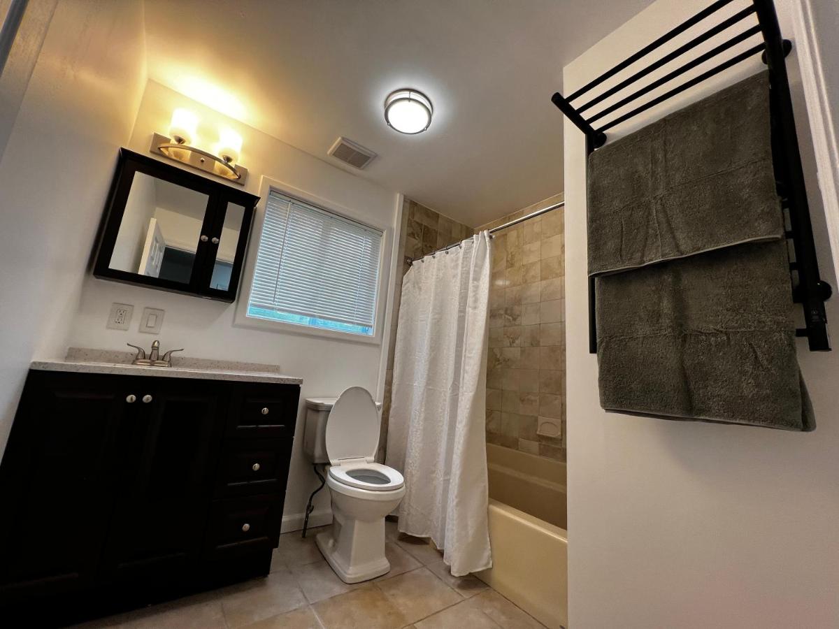 | Oak circle chalet Pocono gated community - 1 min walk to Deerfield lake