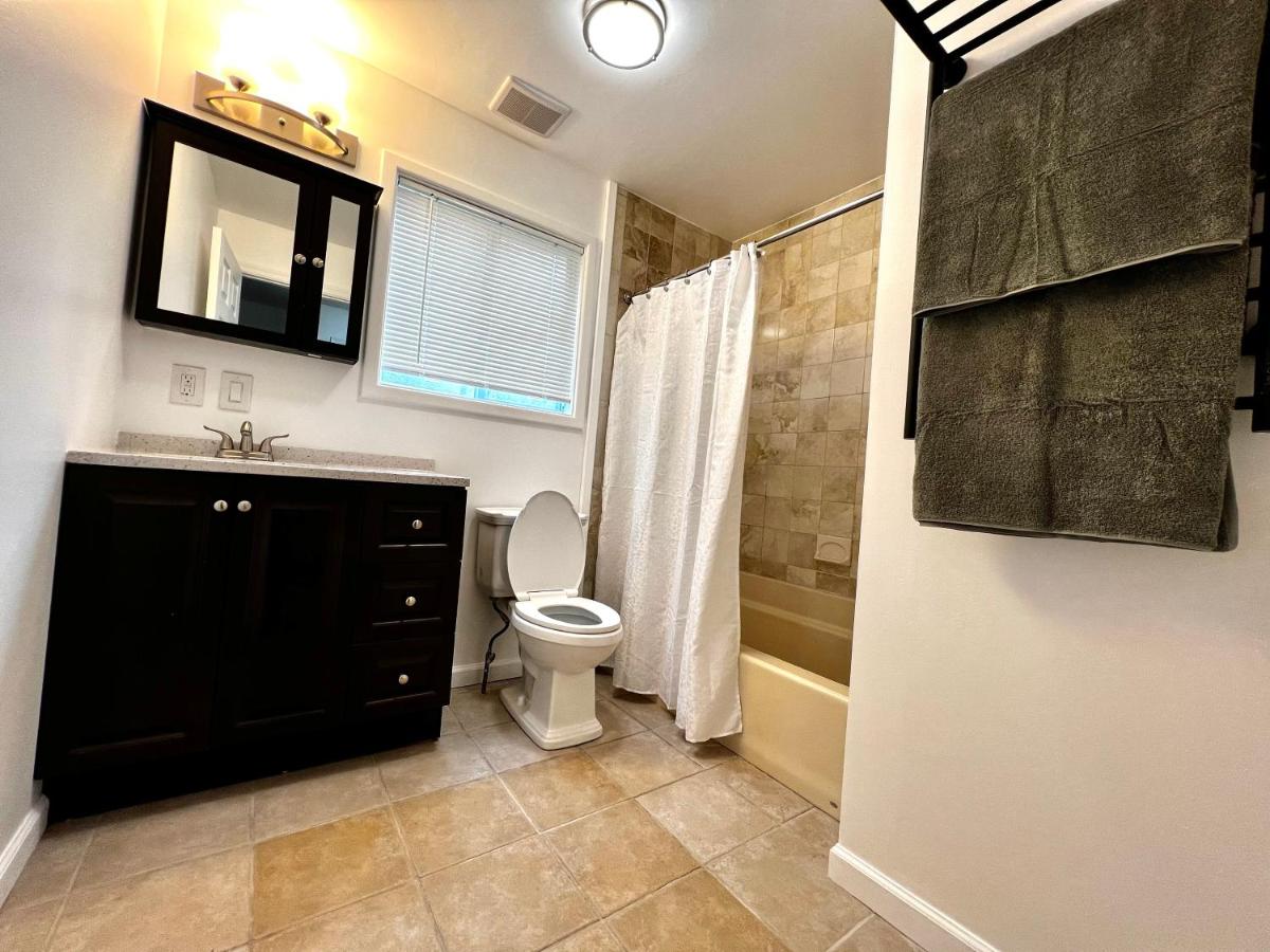 | Oak circle chalet Pocono gated community - 1 min walk to Deerfield lake