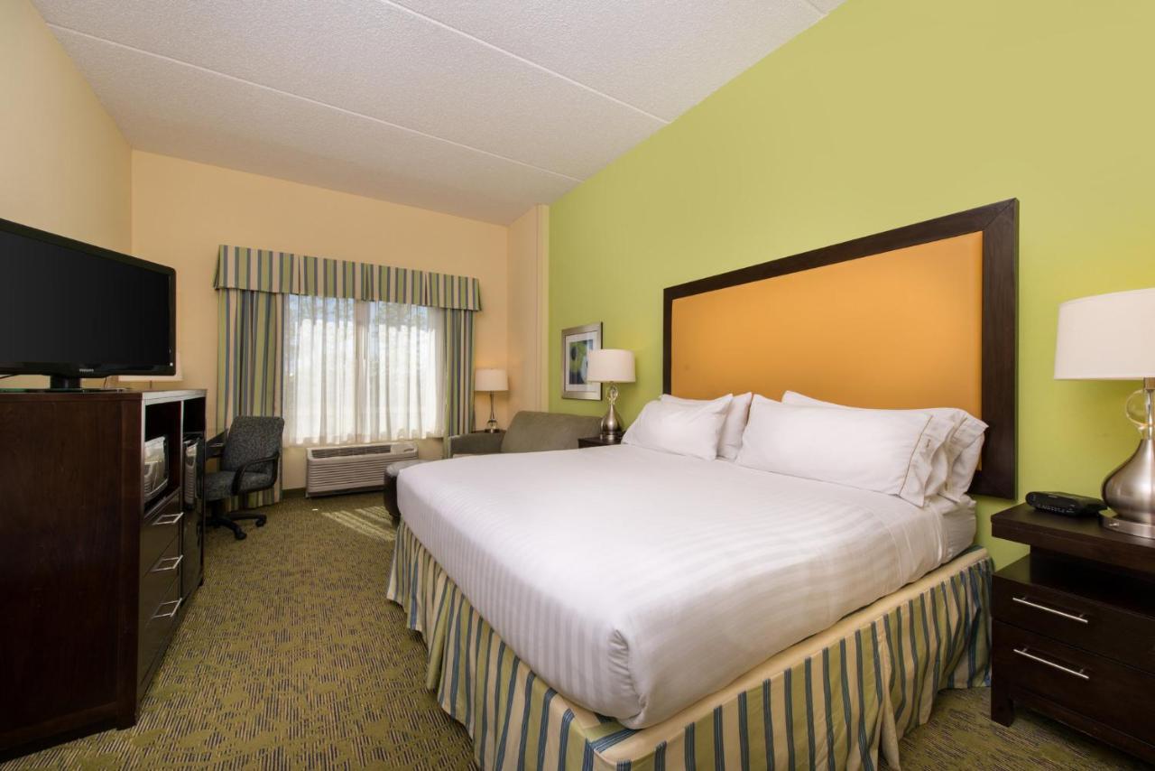 King Room at Holiday Inn Express Hotel and Suites Scranton by IHG