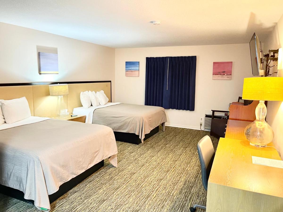 Queen Room at Rodeway Inn Oscoda