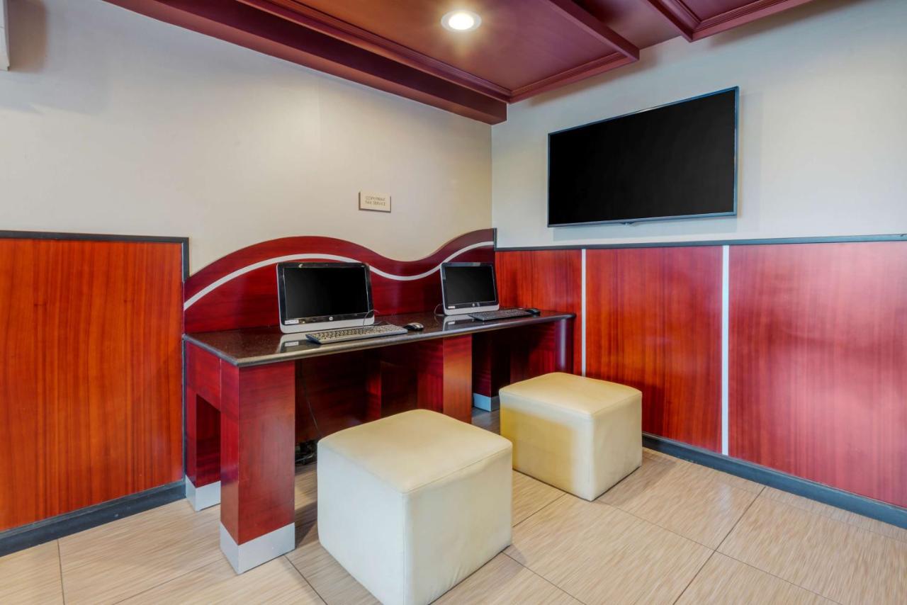| Best Western Plus Poconos Hotel