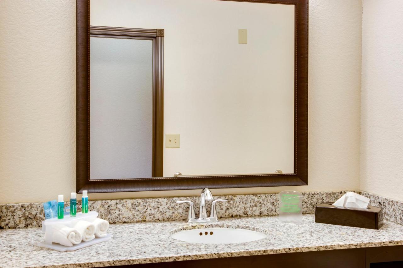 King Room - Hearing Accessible - Roll-in Shower at Holiday Inn Express & Suites Nevada by IHG