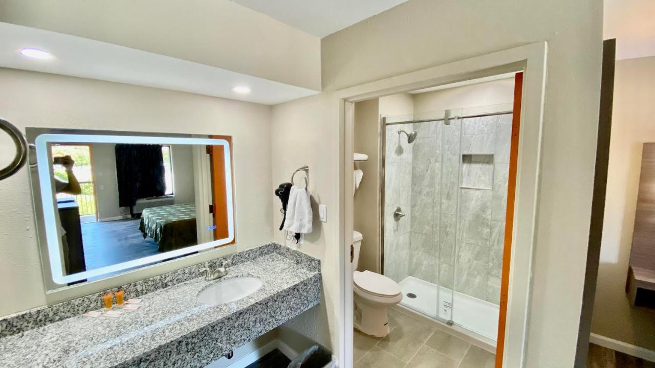 King Room at Brentwood Inn & Suites