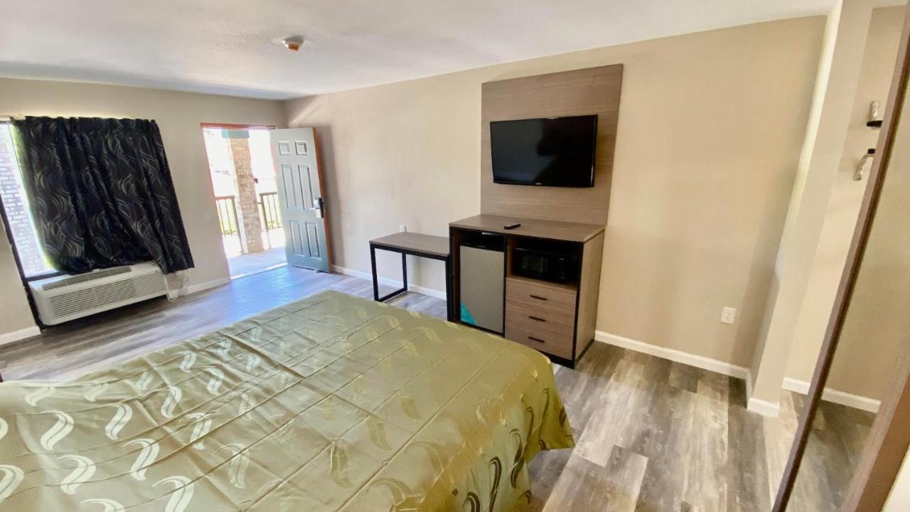 King Room at Brentwood Inn & Suites