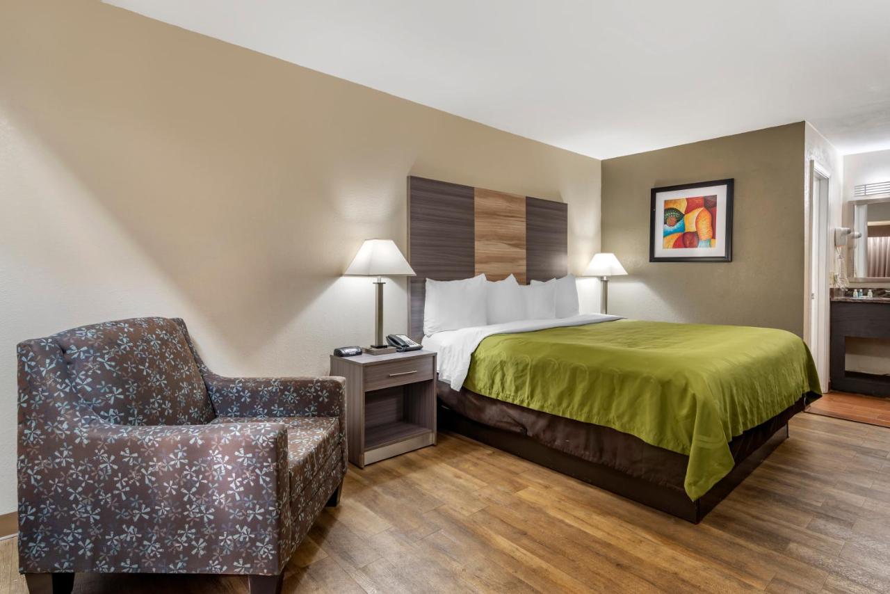 King Room - Disability Access/Non-Smoking at Quality Inn Conyers I-20