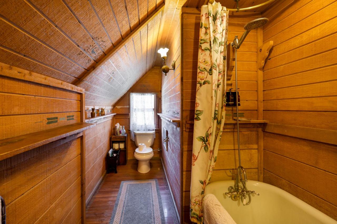 | Gold Mountain Manor