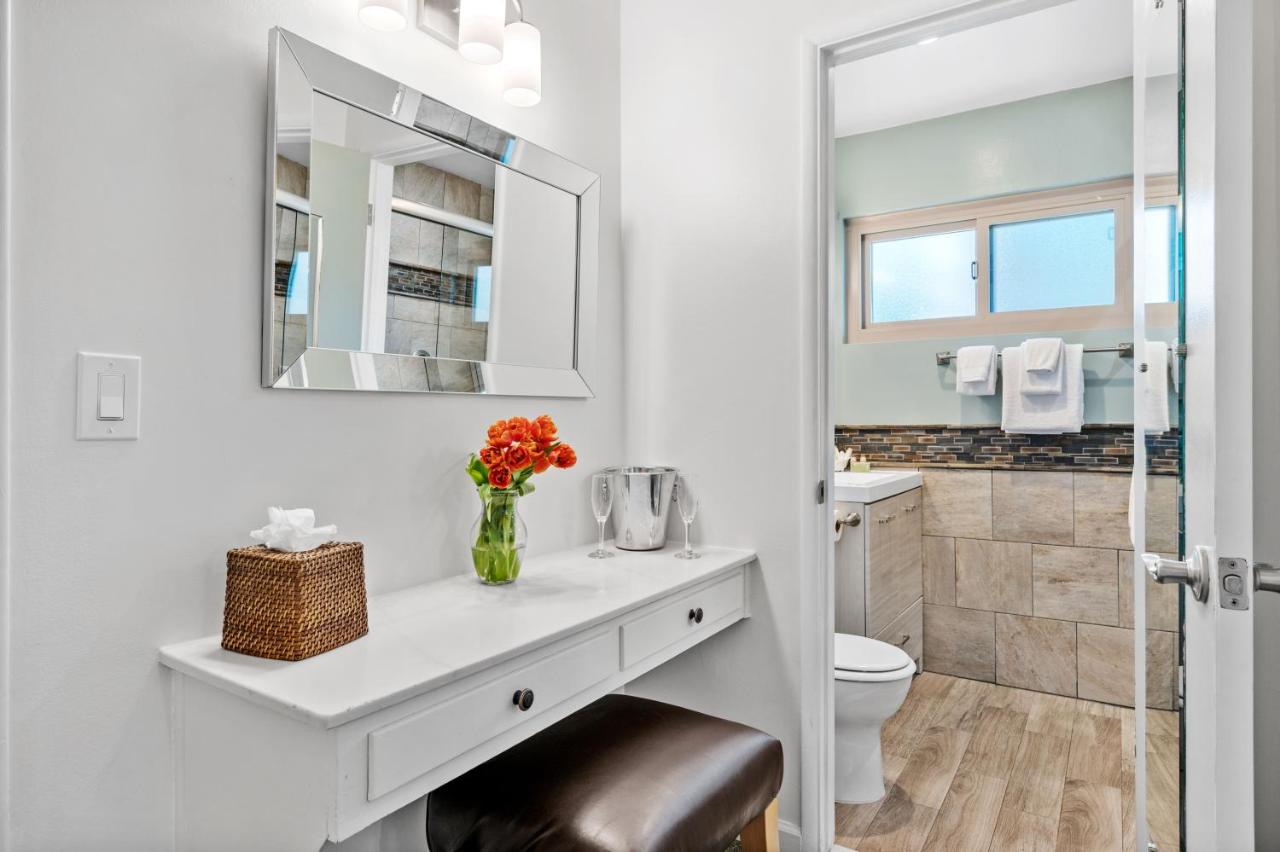 Standard Queen Room at Inn By The Harbor