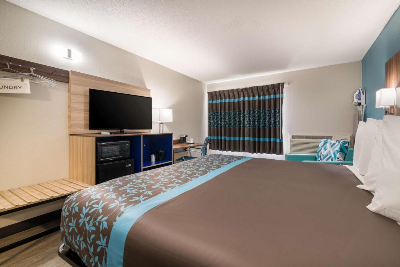 Queen Room with Bath Tub - Disability Access at SureStay Hotel by Best Western Lewiston