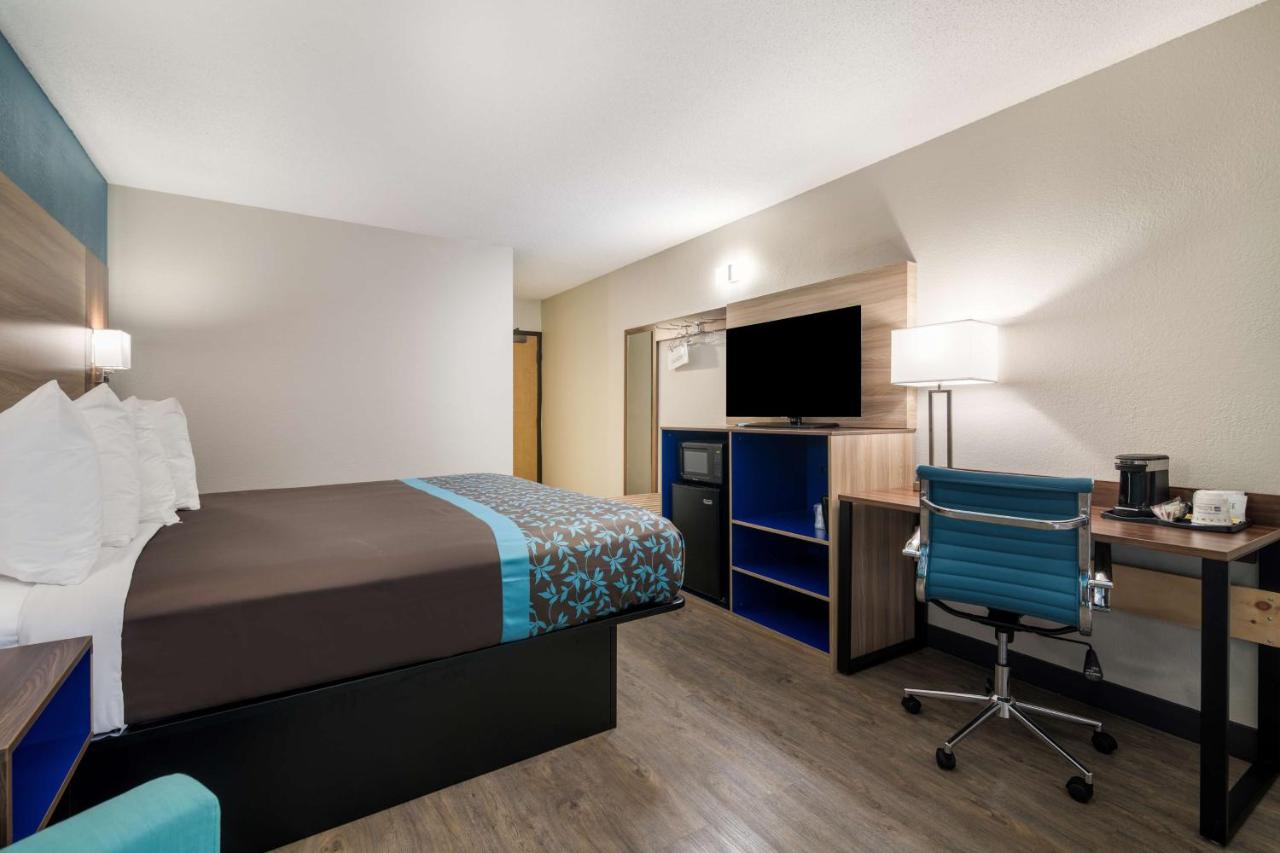 Queen Room with Bath Tub - Disability Access at SureStay Hotel by Best Western Lewiston