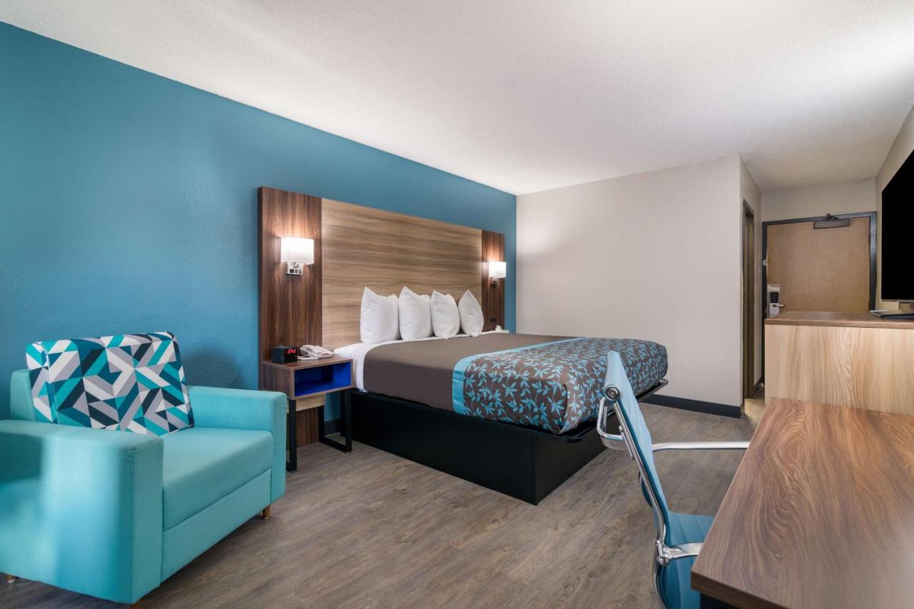 Queen Room with Bath Tub - Disability Access at SureStay Hotel by Best Western Lewiston