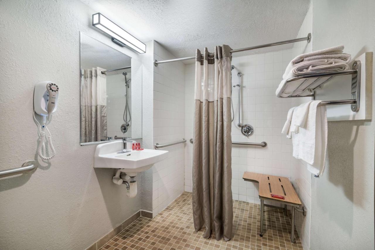 Queen Room with Bath Tub - Disability Access at SureStay Hotel by Best Western Lewiston