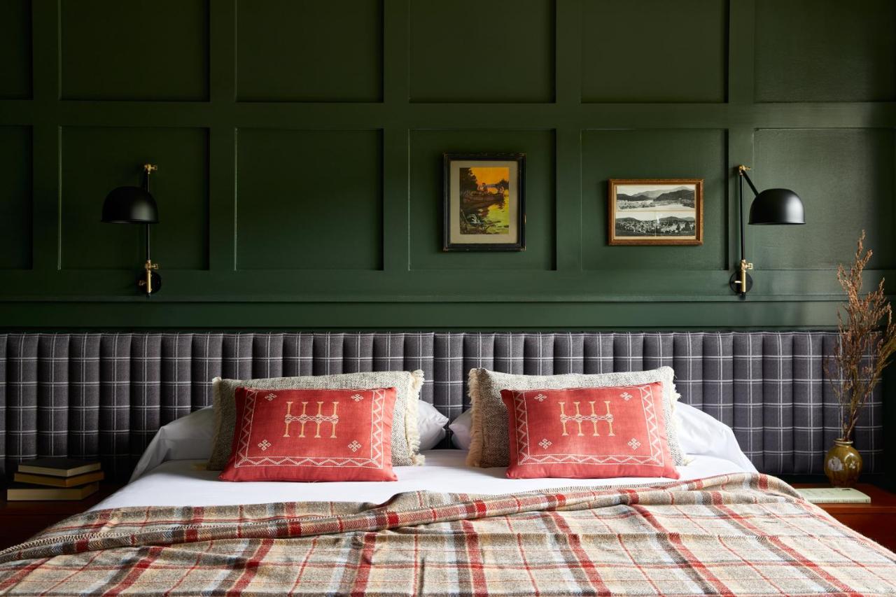 | Hunter Lodge, a Bluebird by Lark