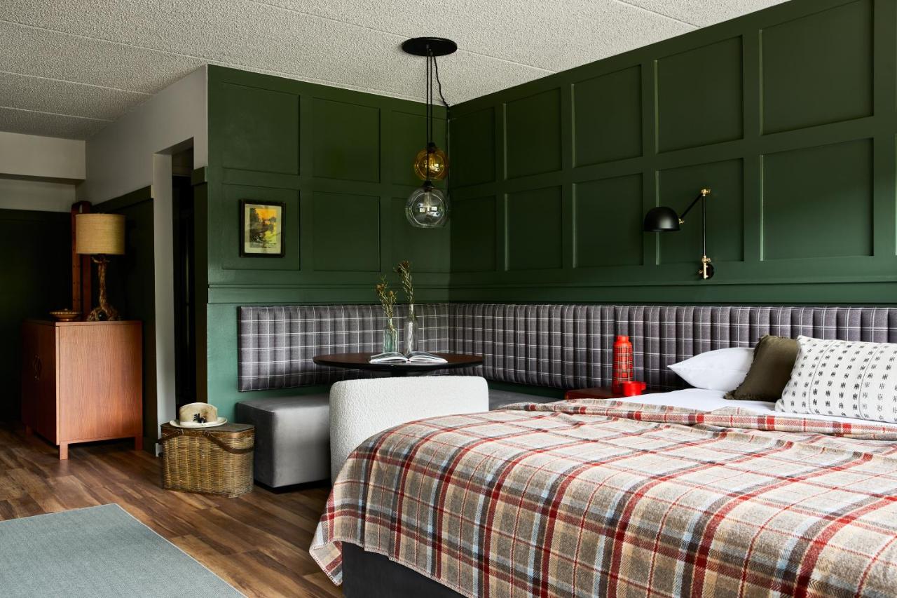 | Hunter Lodge, a Bluebird by Lark