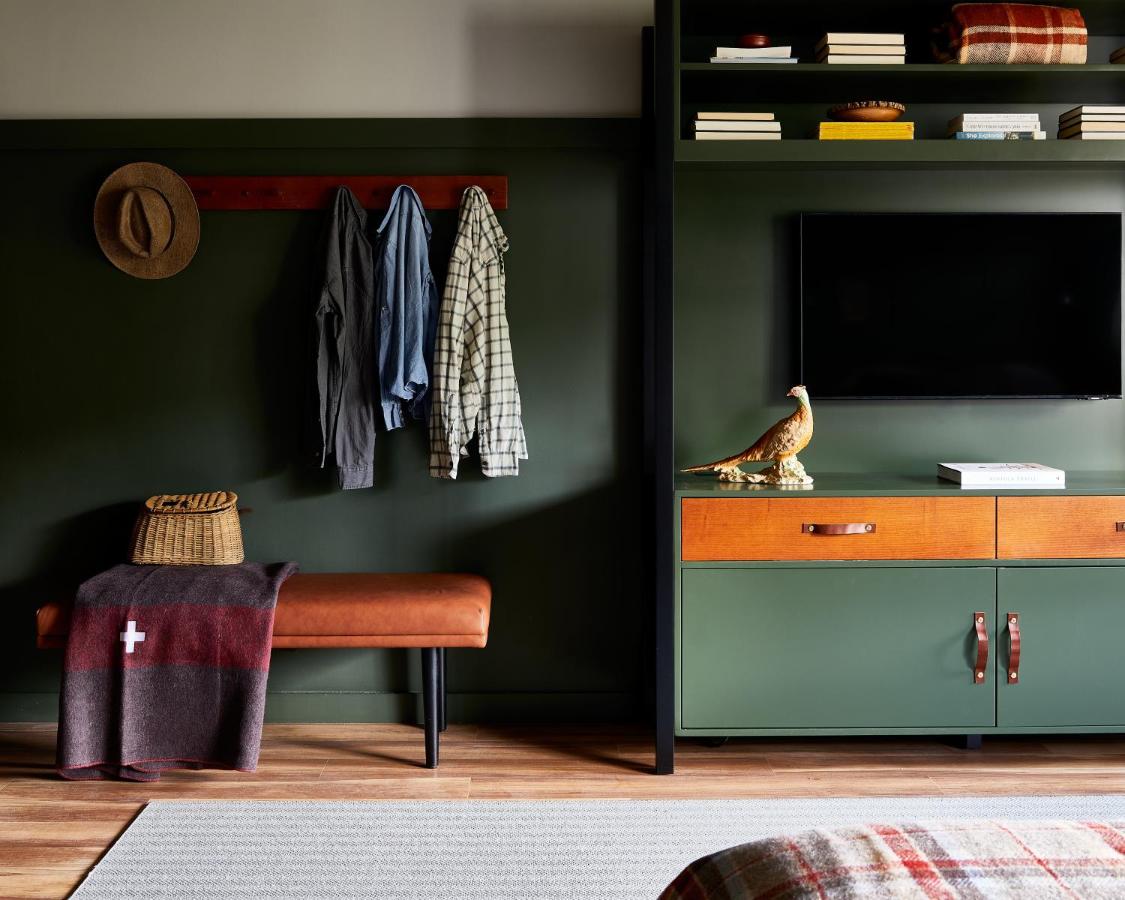 | Hunter Lodge, a Bluebird by Lark