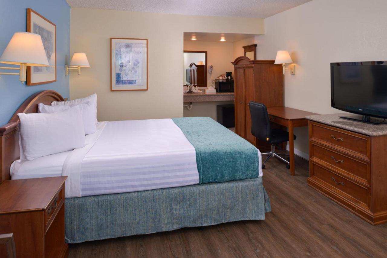  | Edgewater Inn and Suites