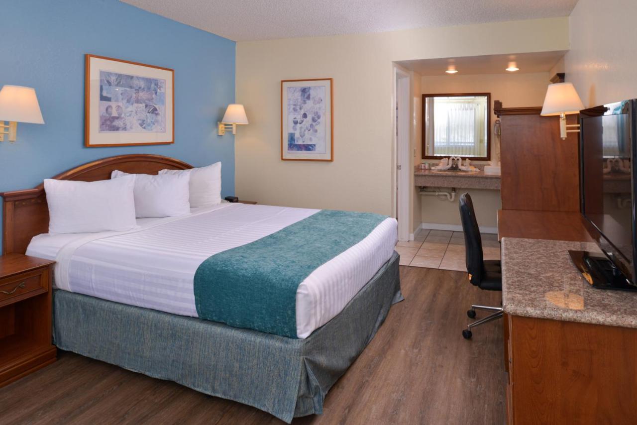  | Edgewater Inn and Suites
