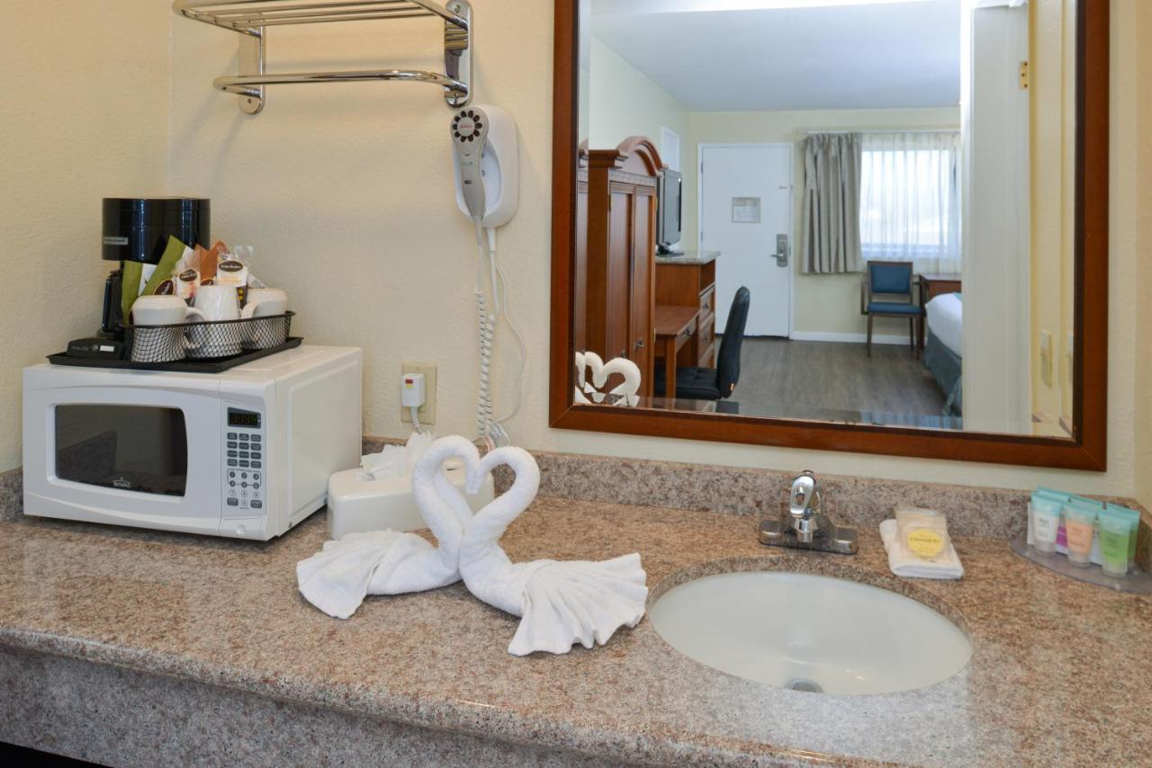  | Edgewater Inn and Suites