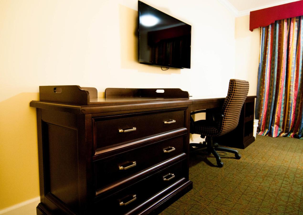Deluxe Queen Room with Two Queen Beds with Balcony at Bokai Garden Hotel