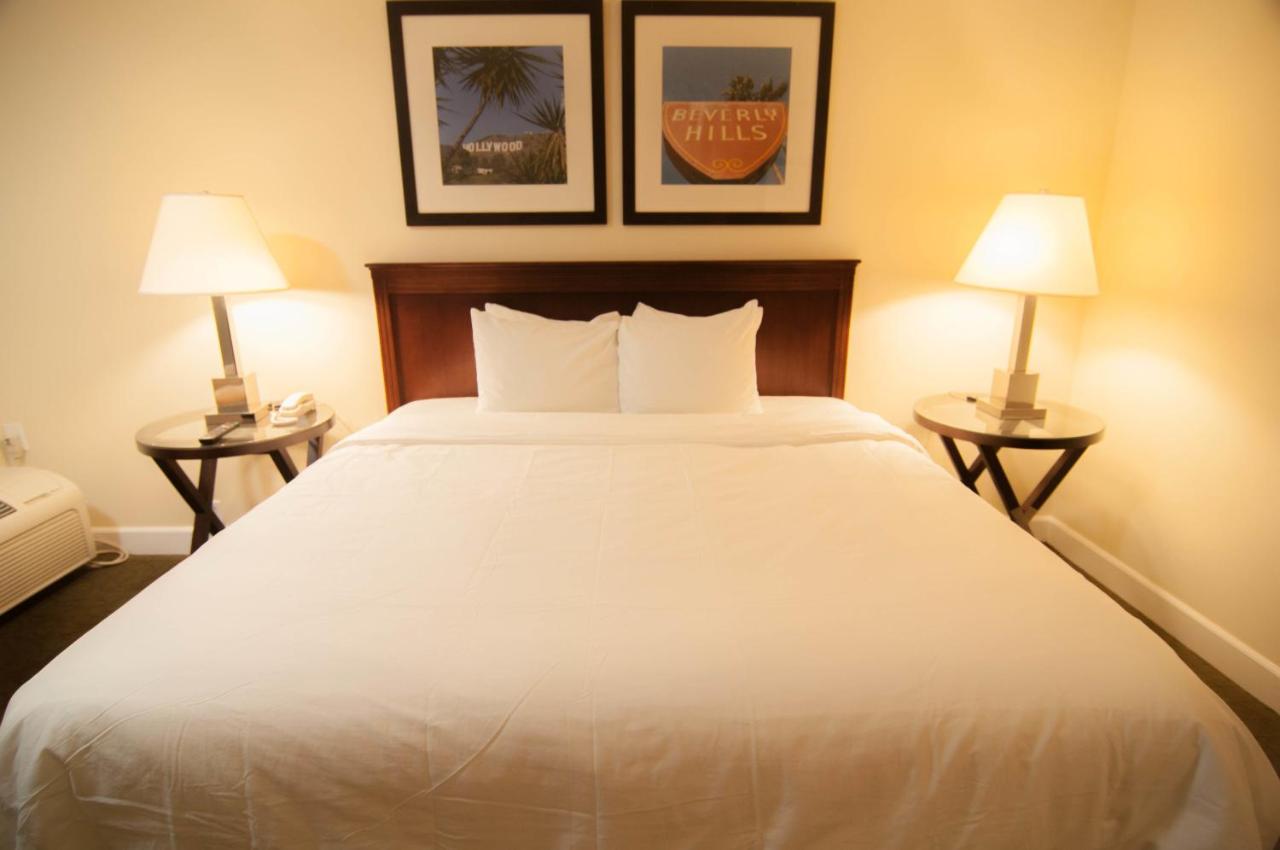 Deluxe King Room with Balcony at Bokai Garden Hotel