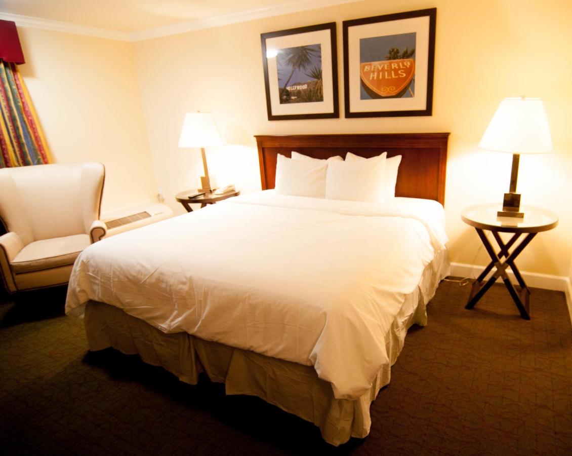 Deluxe King Room with Balcony at Bokai Garden Hotel