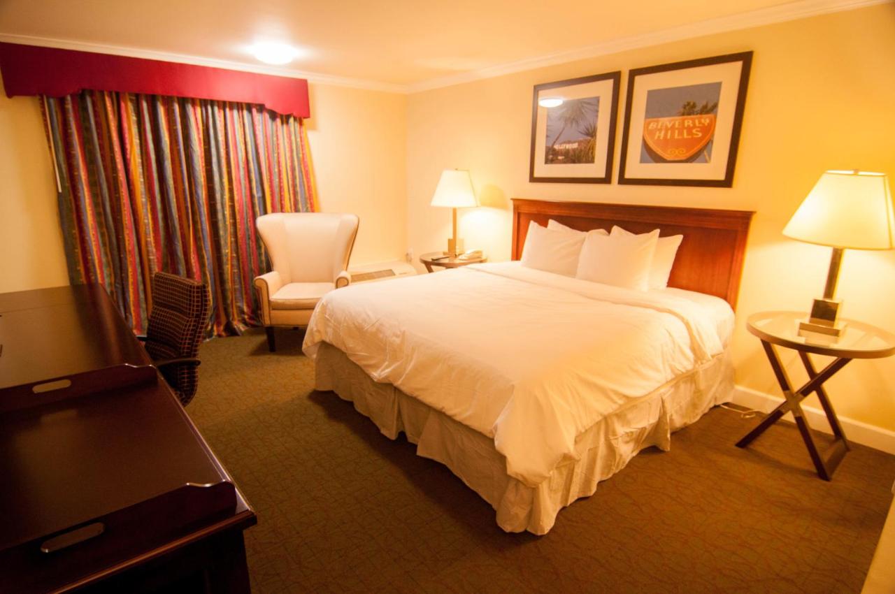 Deluxe King Room with Balcony at Bokai Garden Hotel