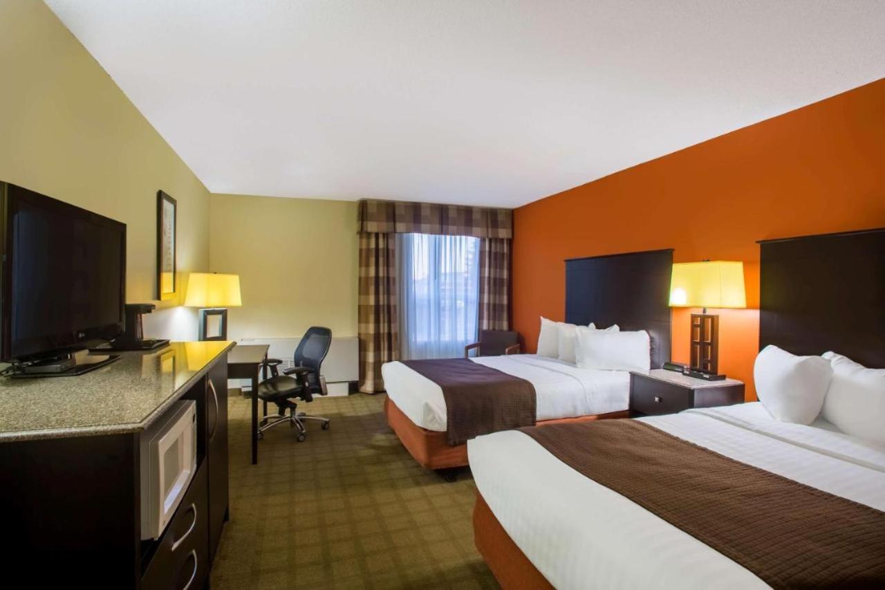 Deluxe Double Room with Bath at Riverfront Hotel