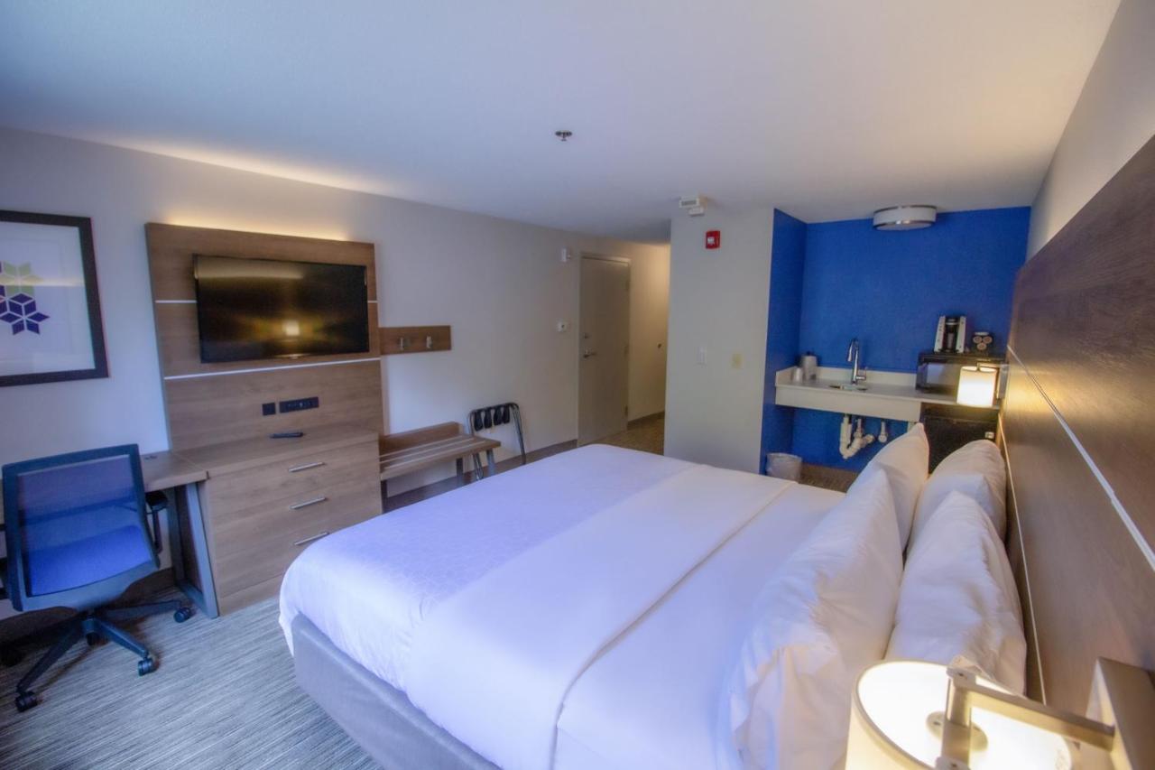 | Holiday Inn Express & Suites - Lincoln East - White Mountains, an IHG Hotel