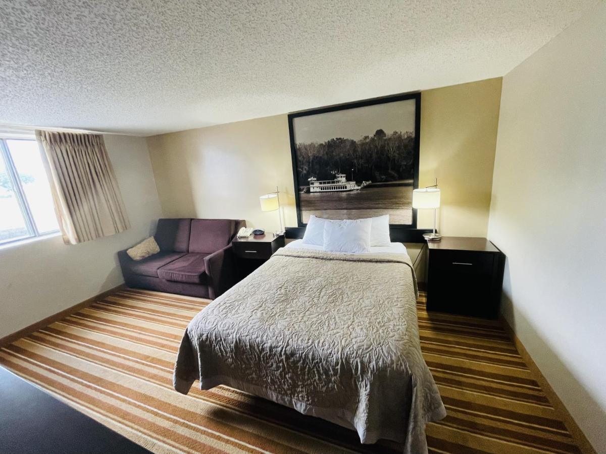 Queen Room - Non-Smoking at Super 8 by Wyndham Clear Lake