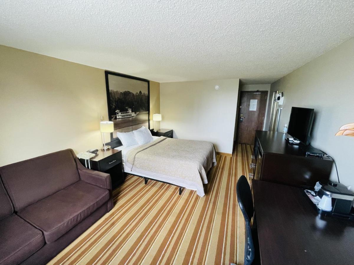 Queen Room - Non-Smoking at Super 8 by Wyndham Clear Lake